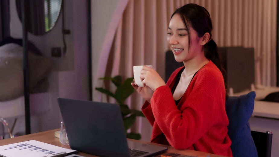 Contract worker on computer explaining contract staffing vs freelancers