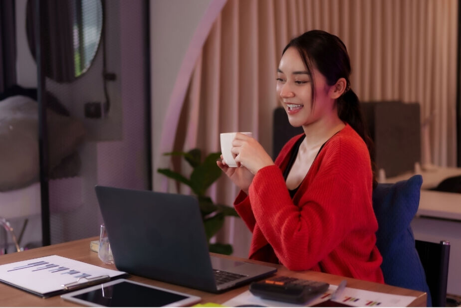 Contract worker on computer explaining contract staffing vs freelancers