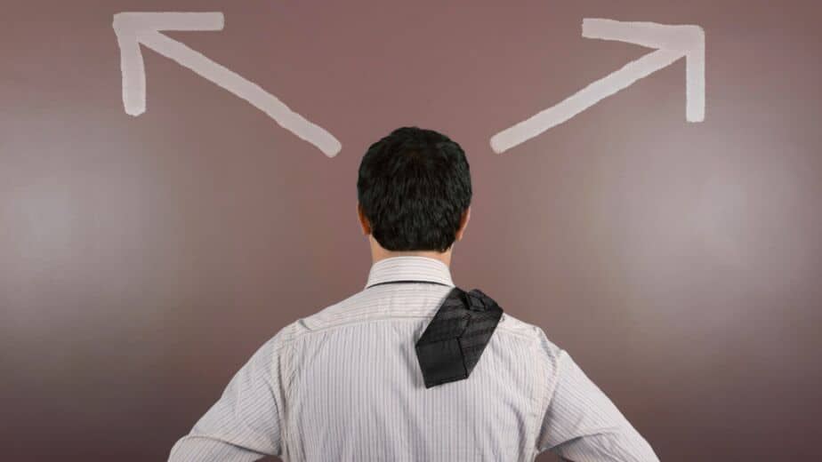 Man standing between to arrows, one taking him to contract staffing, one taking him to RPO