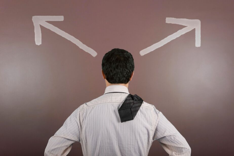 Man standing between to arrows, one taking him to contract staffing, one taking him to RPO