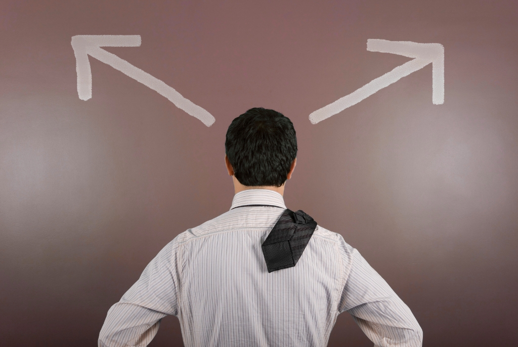 Man standing between to arrows, one taking him to contract staffing, one taking him to RPO